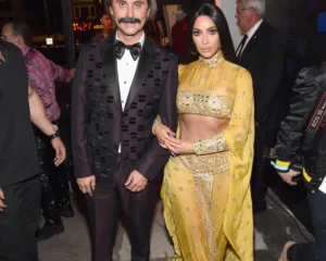 Η Kim Kardashian West και ο Jonathan Cheban μεταμφιεσμένοι σε Sonny & Cher.