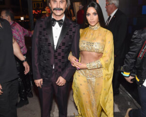 Η Kim Kardashian West και ο Jonathan Cheban μεταμφιεσμένοι σε Sonny & Cher.