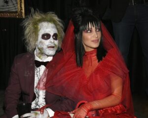 Ο The Weeknd και η Bella Hadid μεταμφιεσμένοι σε Beetlejuice και Lydia Deetz.