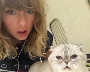Η Taylor Swift σε selfie με τη γάτα της, Meredith Grey.
