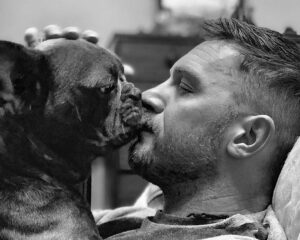 Ασπρόμαυρη φωτογραφία του Tom Hardy με τον σκύλο του.