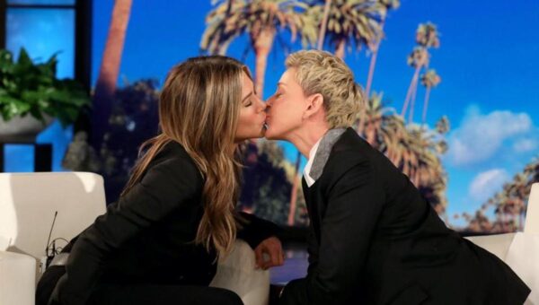 To φιλί της Jennifer Aniston και της Ellen DeGeneres…