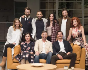 Ο θίασος της παράστασης «Όποιος θέλει να χωρίσει…να σηκώσει το χέρι του!» σε ομαδική φωτογραφία.