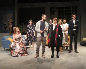Η Κατιάνα Μπαλανίκα και ο θίασος της παράστασης «Όποιος θέλει να χωρίσει…να σηκώσει το χέρι του!» στη σκηνή.