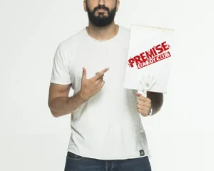 Ο Λάμπρος Φισφής κρατάει πινακίδα Premise Comedy Club.