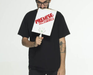 Ο Πάρης Ρούπος δαγκώνει μια πινακίδα Premise Comedy Club.