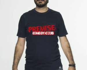 Ο κωμικός Πάρης Ρούπος με μπλε t-shirt Premise Comedy Club.
