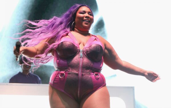 H Lizzo απαντά στους επικριτές της για το λόγο που είναι δημοφιλής