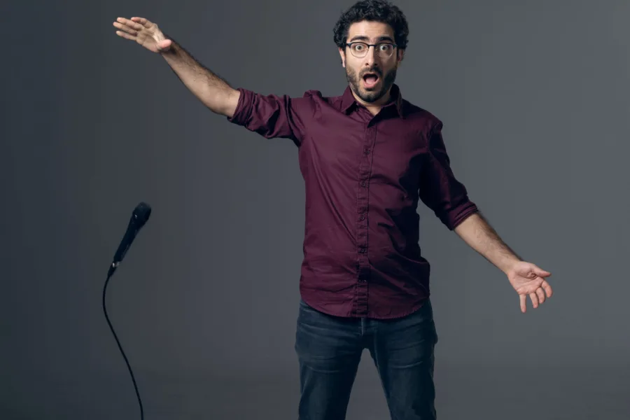 Ο Λάμπρος Φισφής επιστρέφει με το stand-up comedy show "Να το Φως" στο Premise Comedy Club