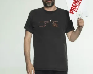 Ο Πάρης Ρούπος κρατάει μια πινακίδα του Premise Comedy Club.