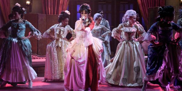 H Βικτωριανή εμφάνιση της Camila Cabello στο Saturday Night Live