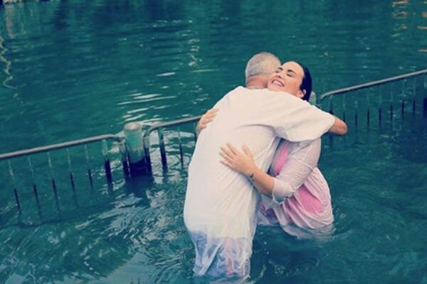Η Demy Lovato βαφτίστηκε στον Ιορδάνη ποταμό