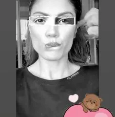 Η Μαίρη Συνατσάκη σε ασπρόμαυρο Instagram story με το φίλτρο των ματιών του Αναστάσιου Ράμμου.