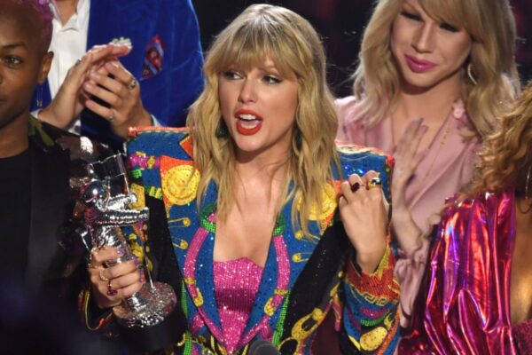 Η Taylor Swift ξεκίνησε “πόλεμο” με την πρώην δισκογραφική της