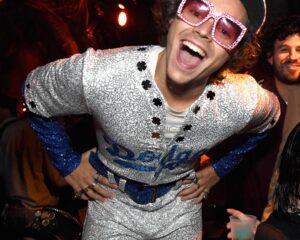 Ο Harry Styles μεταμφιεσμένος σε Elton John για το Halloween.