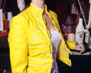 Η Katy Perry μεταμφιεσμένη σε Freddie Mercury για το Halloween.