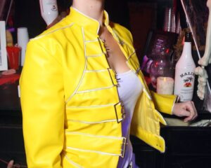 Η Katy Perry μεταμφιεσμένη σε Freddie Mercury για το Halloween.