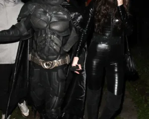 Άνδρας και γυναίκα ντυμένοι ως Batman και Catwoman για το Halloween.