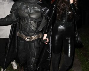 Άνδρας και γυναίκα ντυμένοι ως Batman και Catwoman για το Halloween.