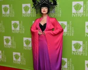 Η Catherine Zeta-Jones με εντυπωσιακό Halloween κοστούμι και μεγάλο headpiece.