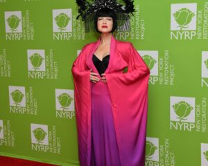 Η Catherine Zeta-Jones με εντυπωσιακό Halloween κοστούμι και μεγάλο headpiece.