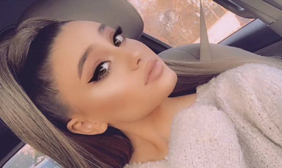 Η Ariana Grande συγχαίρει τη σωσία της Paige Niemann...
