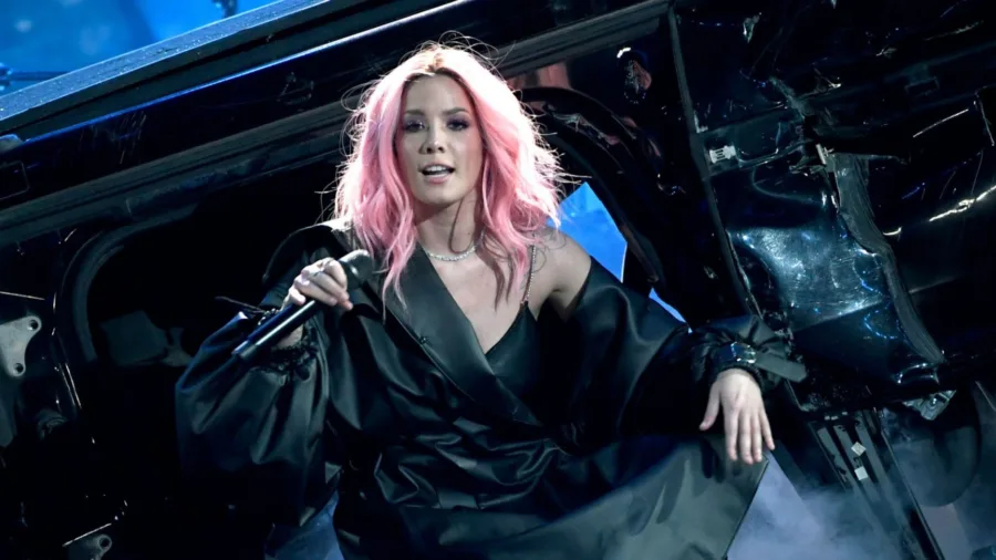 H Halsey παρουσιάζει στο YouTube την προετοιμασία του νέου της album