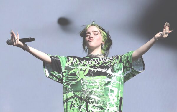Η Billie Eilish θα κυκλοφορήσει δύο τραγούδια και ένα video clip