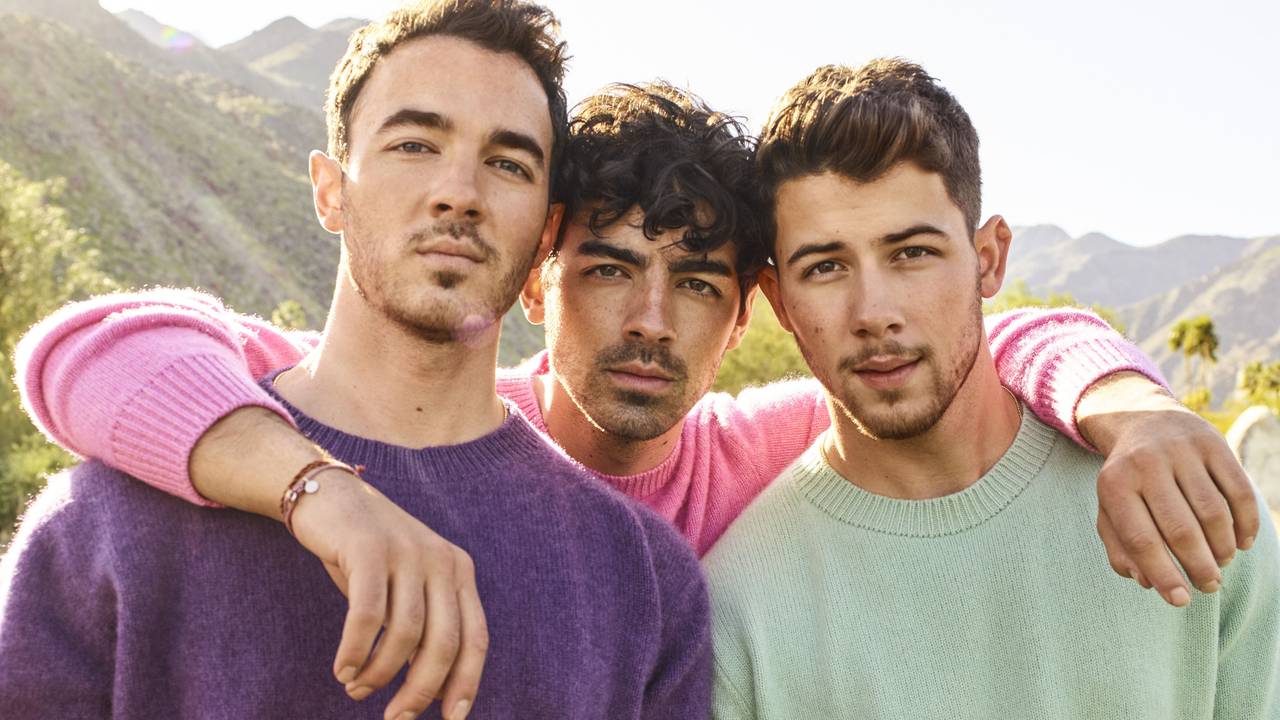 Οι Jonas Brothers φορούν τον κόκκινο σκούφο του Άι Βασίλη…