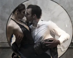 Η Λίνα Σακκά και ο Διαμαντής Καραναστάσης σε σκηνή από την παράσταση Το Τέλειο Έγκλημα.