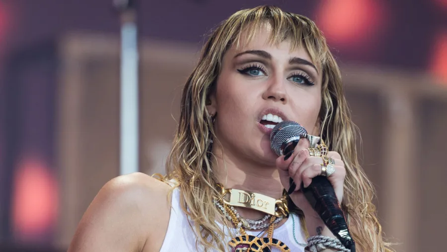 Miley Cyrus χειρουργείο