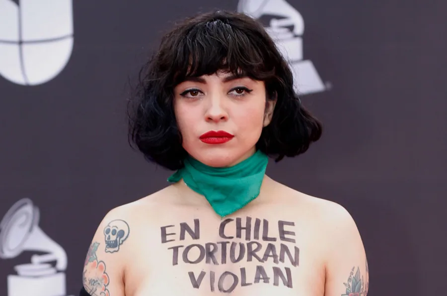 Η διαμαρτυρία της Mon Laferte στo red carpet