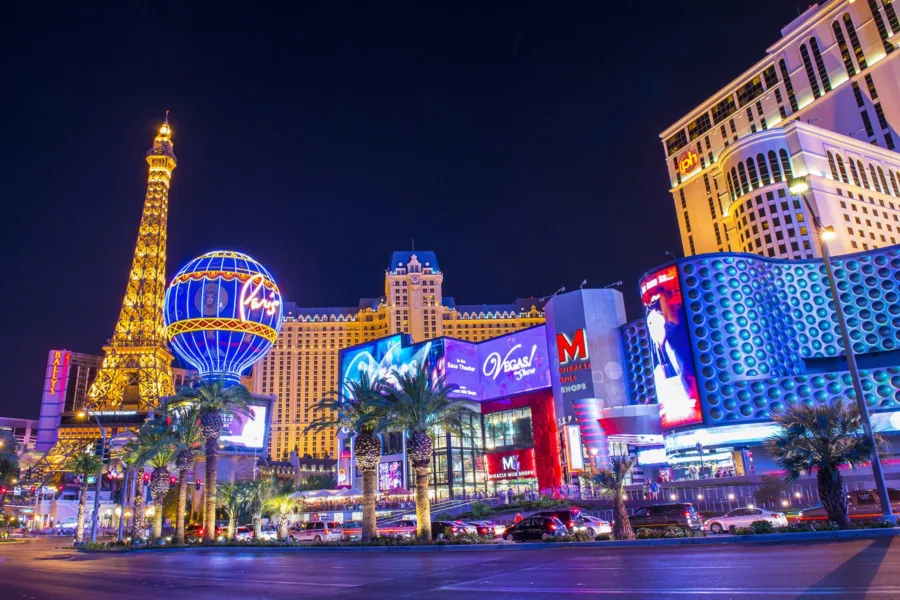 Νυχτερινή άποψη του Las Vegas Strip με φωτισμένα καζίνο και ξενοδοχεία.