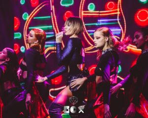 Η Τάμτα στη σκηνή του BOX Athens με χορεύτριες.