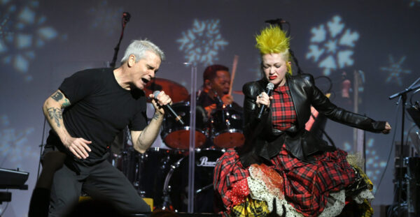 Δείτε το ντουέτο της Cyndi Lauper και του Henry Rollins για φιλανθρωπικό σκοπό