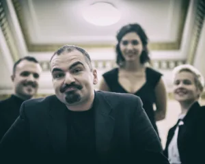 Οι ηθοποιοί της παράστασης Το Σύστημα του Πόντζι σε ομαδική φωτογραφία.