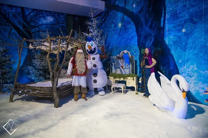 Σκηνικό από το Santa Claus Kingdom με τον Άγιο Βασίλη, χιονάνθρωπο και έναν κύκνο.