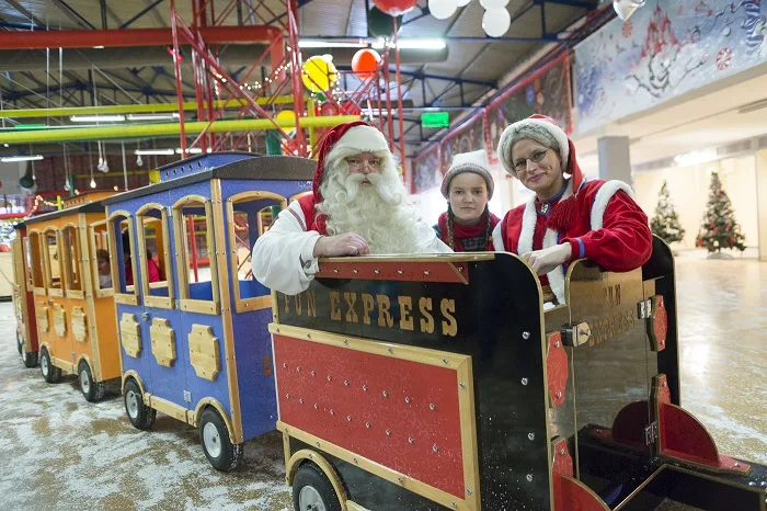 Άγιος Βασίλης και βοηθοί σε τρενάκι στο Santa Claus Kingdom.