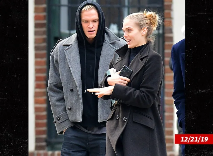 Ο Cody Simpson και η Jordy Murray σε εξωτερικό χώρο.