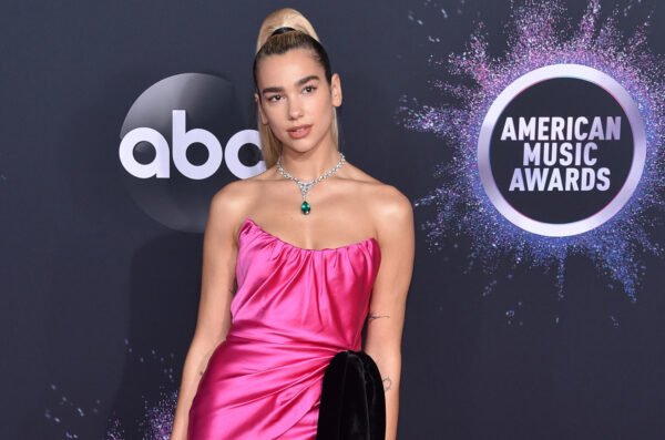 Η Dua Lipa θα εμφανιστεί στο δημοφιλέστερο Πρωτοχρονιάτικο show