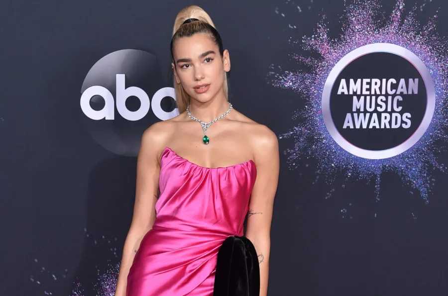Η Dua Lipa θα εμφανιστεί στο δημοφιλέστερο Πρωτοχρονιάτικο show