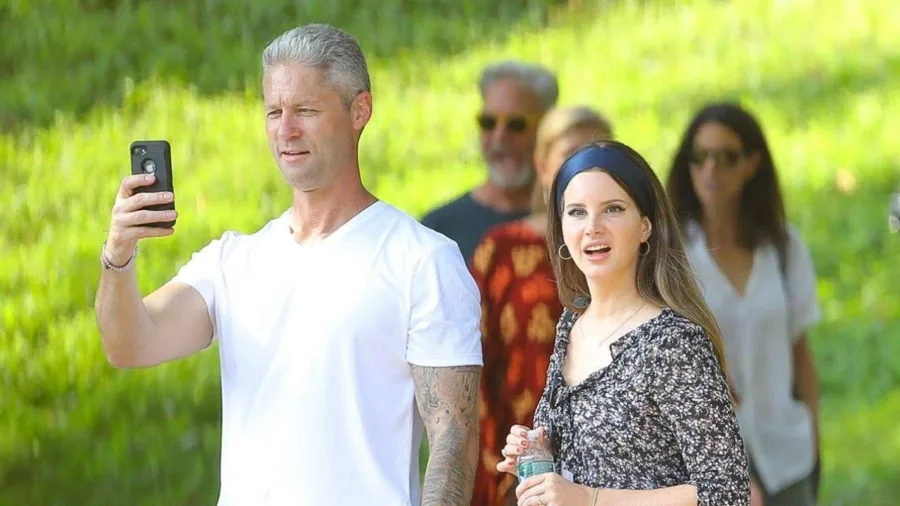 H Lana Del Rey μας συστήνει και επίσημα το σύντροφό της