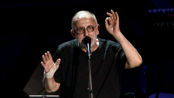 Έφυγε από τη ζωή ο Θάνος Μικρούτσικος σε ηλικία 72 ετών