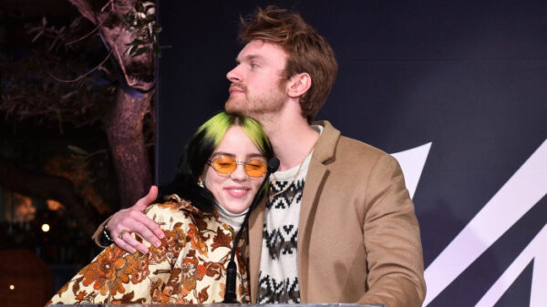 H Billie Eilish πέφτει στον ωκεανό μαζί με τον αδερφό της, στο νέο video clip της!