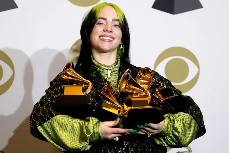 Η Billie Eilish ποζάρει με τα 5 βραβεία Grammy που κέρδισε στην 62η τελετή απονομής στο Λος Άντζελες.