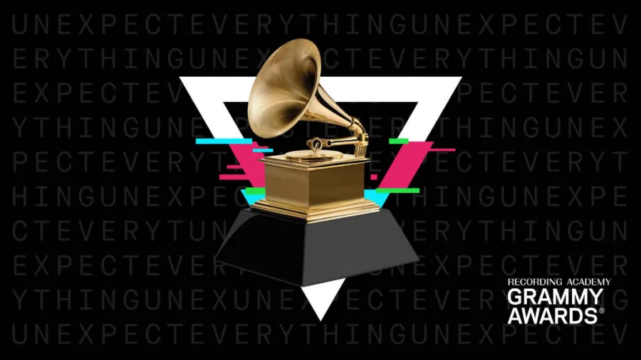 Το χρυσό αγαλματίδιο των βραβείων Grammy σε μαύρο φόντο με γεωμετρικά σχήματα.