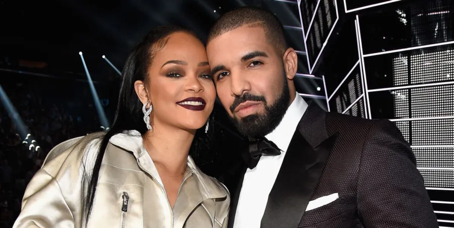 Η Rihanna και ο Drake ποζάρουν μαζί σε εκδήλωση.