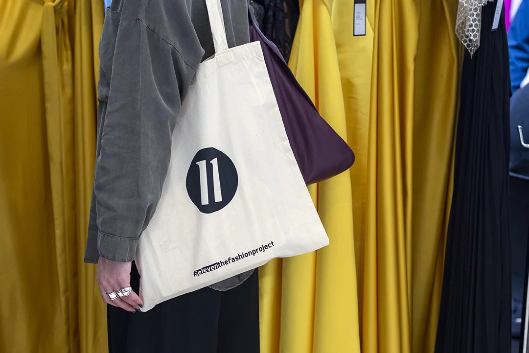Άτομο με τσάντα Eleven The Fashion Project σε έκθεση μόδας