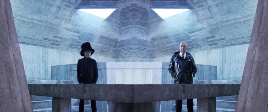 Οι Pet Shop Boys σε ένα φουτουριστικό τσιμεντένιο σκηνικό.