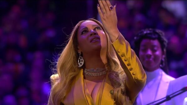 Η Beyonce αποχαιρετά τον Kobe και την Gianna Bryant στην τελετή μνήμης τους στο Staples Center!